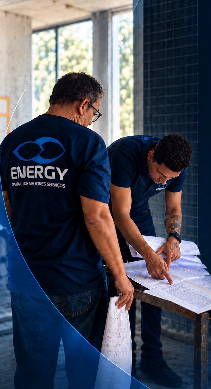 Equipe da Energy Gestora analisando projeto em obra